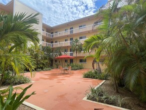 7840 Camino Real in Miami, FL - Building Photo - Building Photo