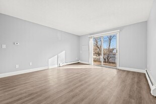 140 Silver Ln in East Hartford, CT - Building Photo