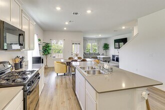 10701 Steinbeck Dr in Austin, TX - Building Photo - Building Photo