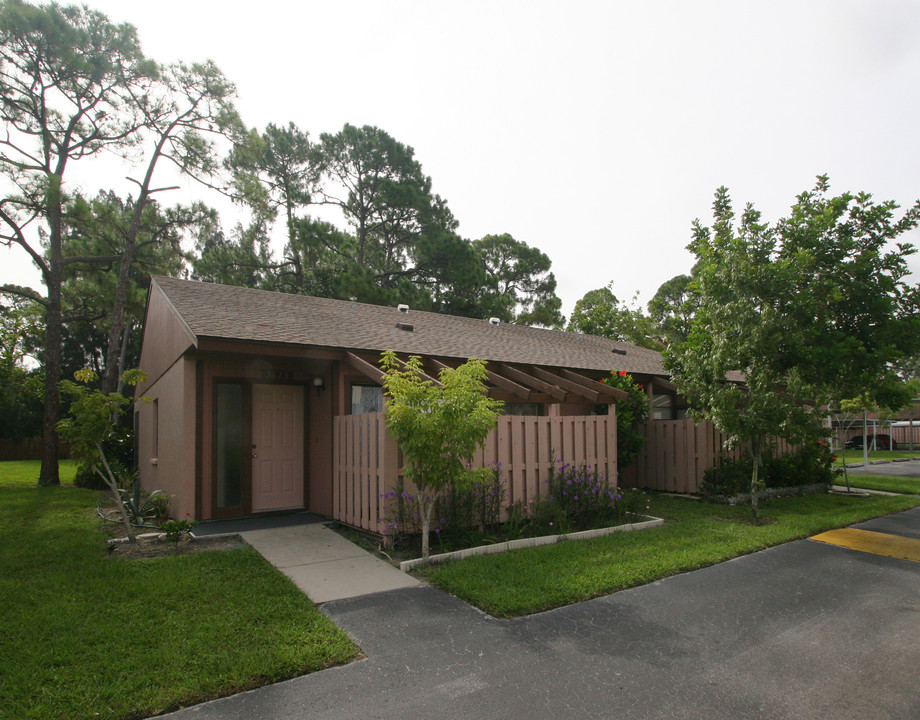 5625-5627 Summer Side Ln in Sarasota, FL - Building Photo