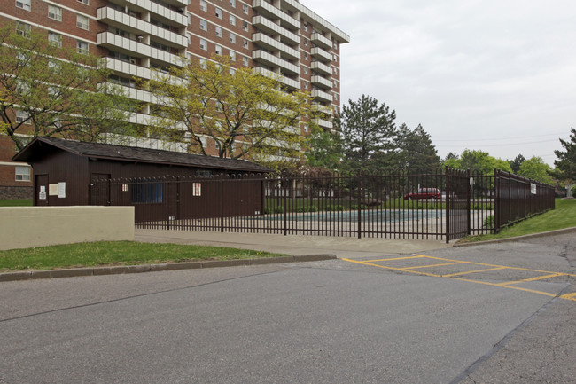 Bayview Towers in Toronto, ON - Building Photo - Building Photo