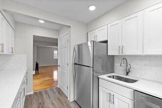 Rosol Court Apartments in Saddle Brook, NJ - Building Photo - Building Photo