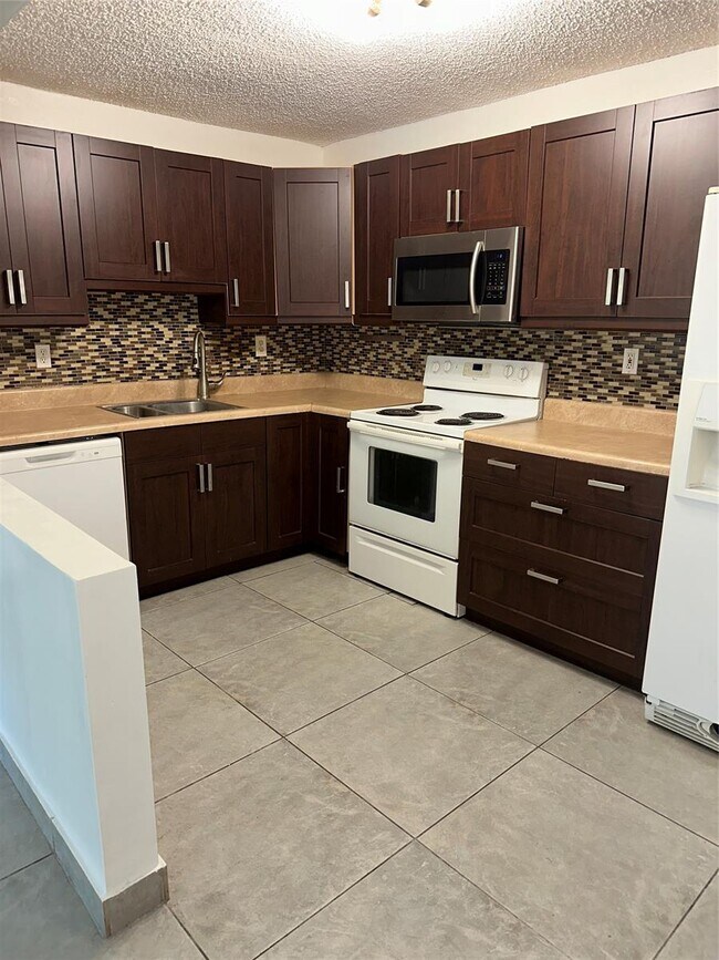 4117 NW 88th Ave in Coral Springs, FL - Building Photo - Building Photo
