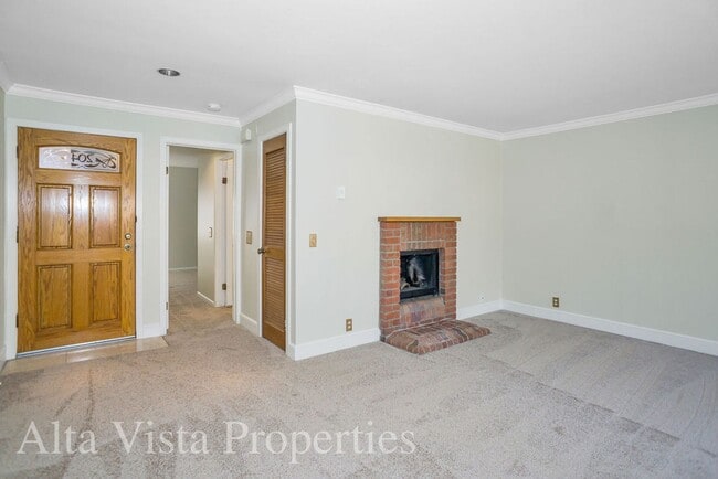8840 Villa La Jolla Dr in San Diego, CA - Building Photo - Building Photo