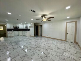4613 Dewberry St in Houston, TX - Building Photo