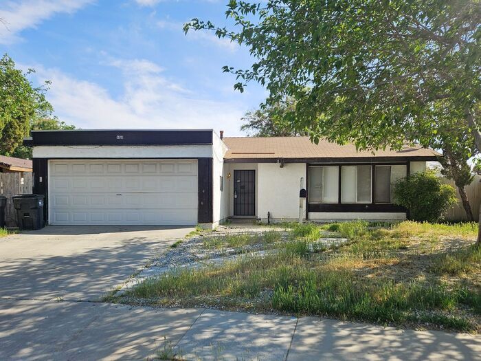 408 E Ave J5 in Lancaster, CA - Foto de edificio