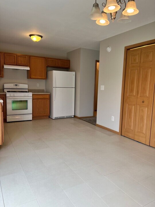 1806 Dainesway Dr in Valparaiso, IN - Building Photo