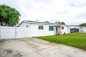 3271 NW 208th St in Miami Gardens, FL - Building Photo - Building Photo