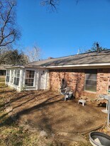 1403 Sanders St in Crockett, TX - Building Photo