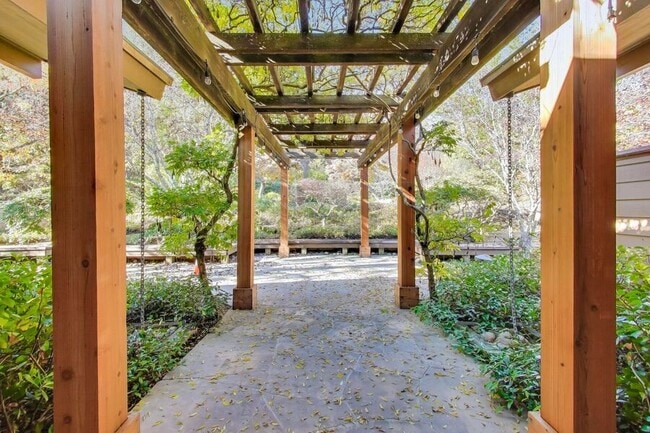 28 Meadow Rd in Woodside, CA - Building Photo - Building Photo