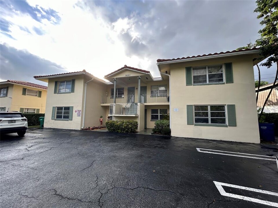 3890 Woodside Dr in Coral Springs, FL - Foto de edificio