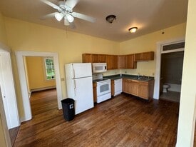 35 S Main St, Unit Apartment 1 in Hardwick, VT - Building Photo