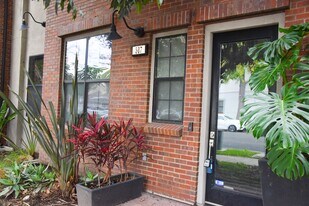 507 W Maple Ave in Orange, CA - Building Photo