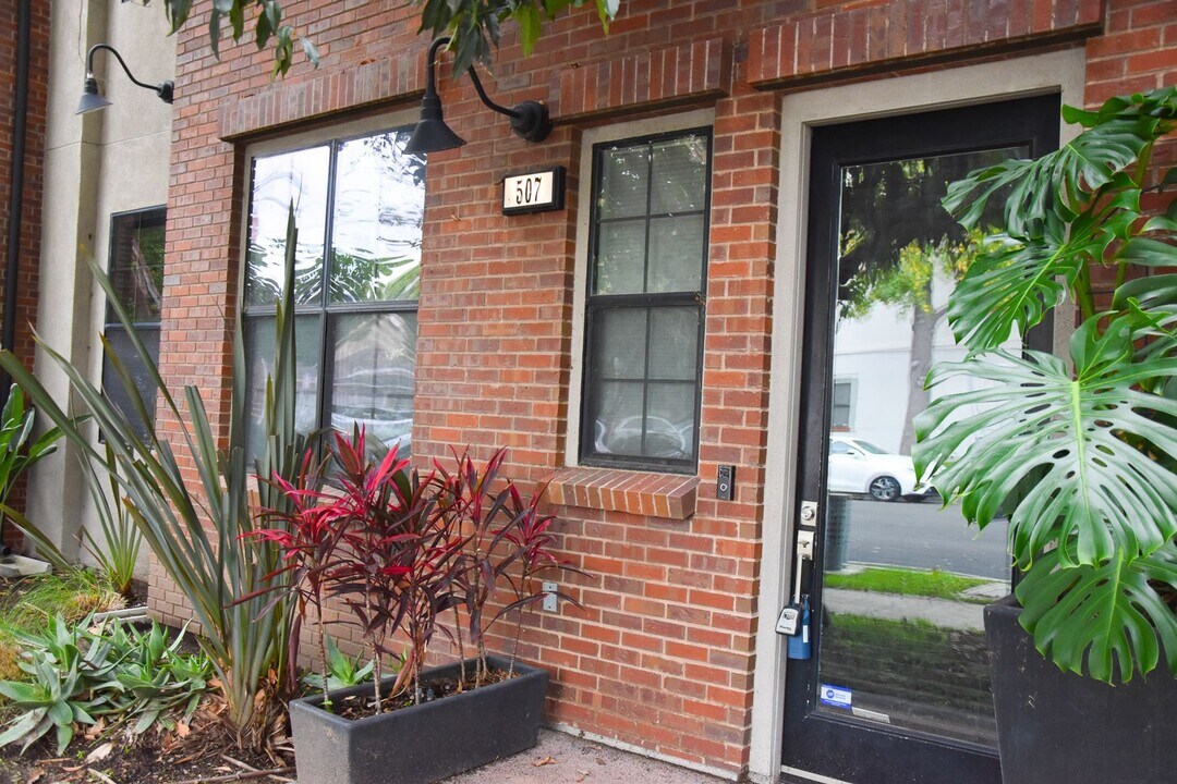 507 W Maple Ave in Orange, CA - Building Photo