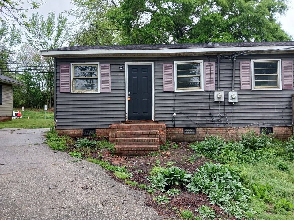 1267 Springdale Rd in Lancaster, SC - Building Photo
