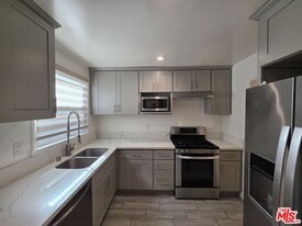 102 Gaviota Ave in Long Beach, CA - Building Photo