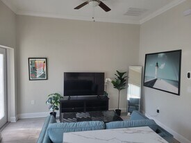 114 8th Ave N, Unit Apt 4 in St. Petersburg, FL - Building Photo