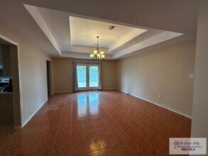 944 Alta Mesa Blvd in Brownsville, TX - Foto de edificio - Building Photo