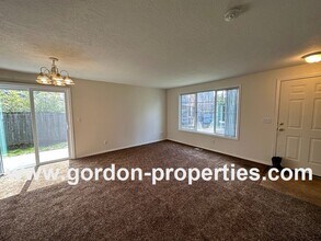 5254 SE 73rd Ave in Portland, OR - Building Photo - Building Photo