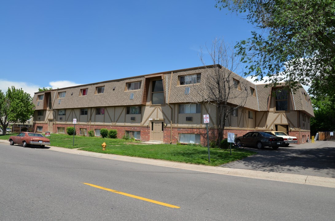 Hawk Point Apartments in Denver, CO - Building Photo