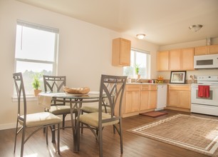 Jackson Apartments in Seaside, OR - Building Photo - Interior Photo