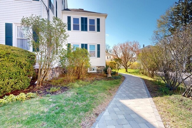 18 Faneuil Rd in Waltham, MA - Building Photo - Building Photo