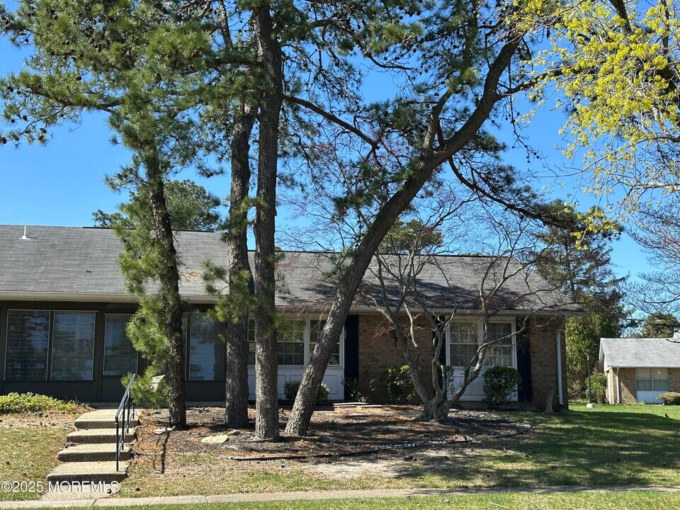 22B Buckingham Dr in Manchester Township, NJ - Building Photo