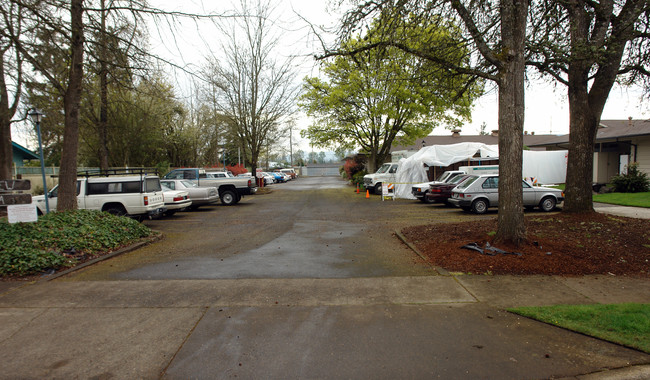 Cresview Villa in Creswell, OR - Building Photo - Building Photo