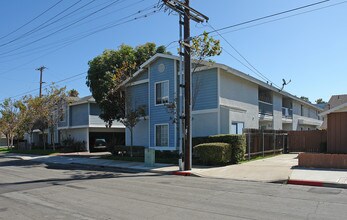 887 W 15th St in Newport Beach, CA - Foto de edificio - Building Photo