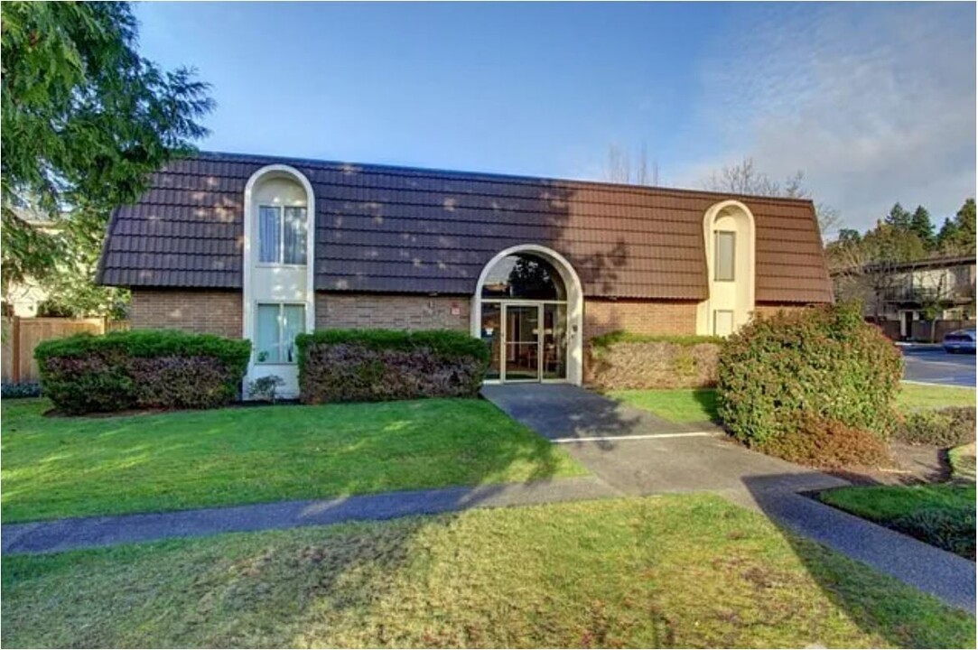 11010 NE 68th St, Unit 611 in Kirkland, WA - Building Photo