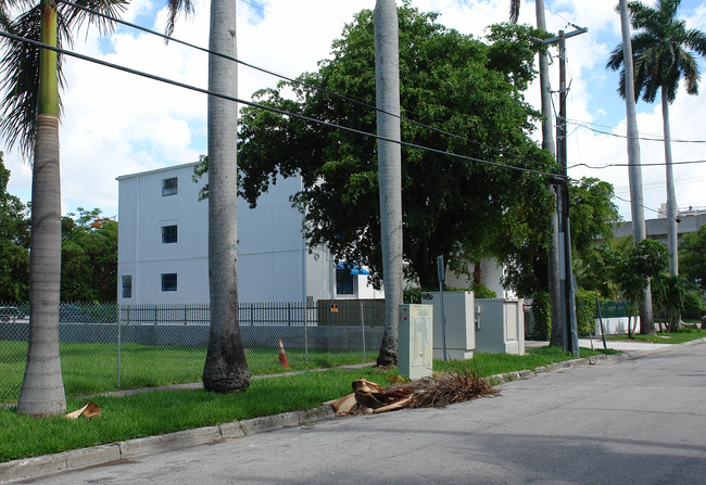 950 NW 11th St in Miami, FL - Building Photo - Building Photo