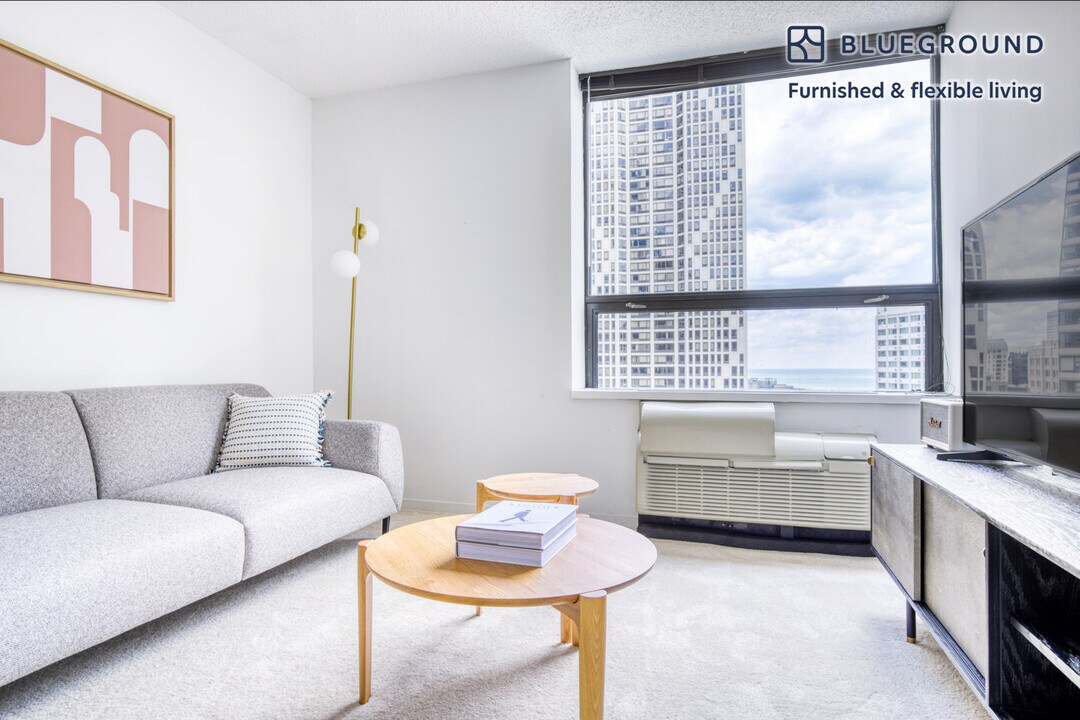 445 E Ohio St in Chicago, IL - Building Photo