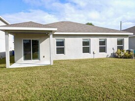 604 Lychee Ln in Fort Pierce, FL - Building Photo