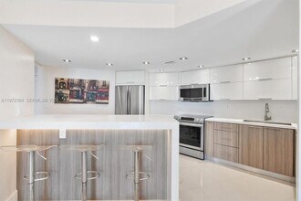 600 Parkview Dr, Unit 412 in Hallandale Beach, FL - Building Photo - Building Photo