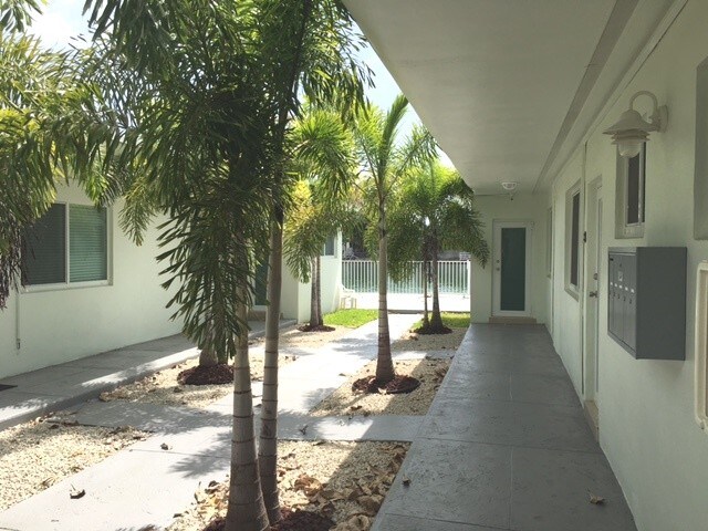 8227 Crespi Blvd-Unit -8227 - 2 in Miami Beach, FL - Building Photo - Building Photo