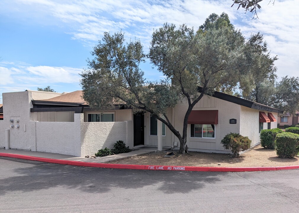 2141 E Kirkland Ln in Tempe, AZ - Building Photo