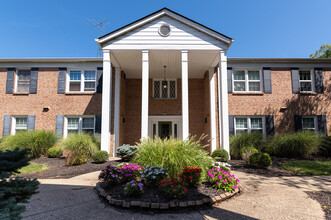 Montclair in the Woods in Cincinnati, OH - Foto de edificio - Building Photo