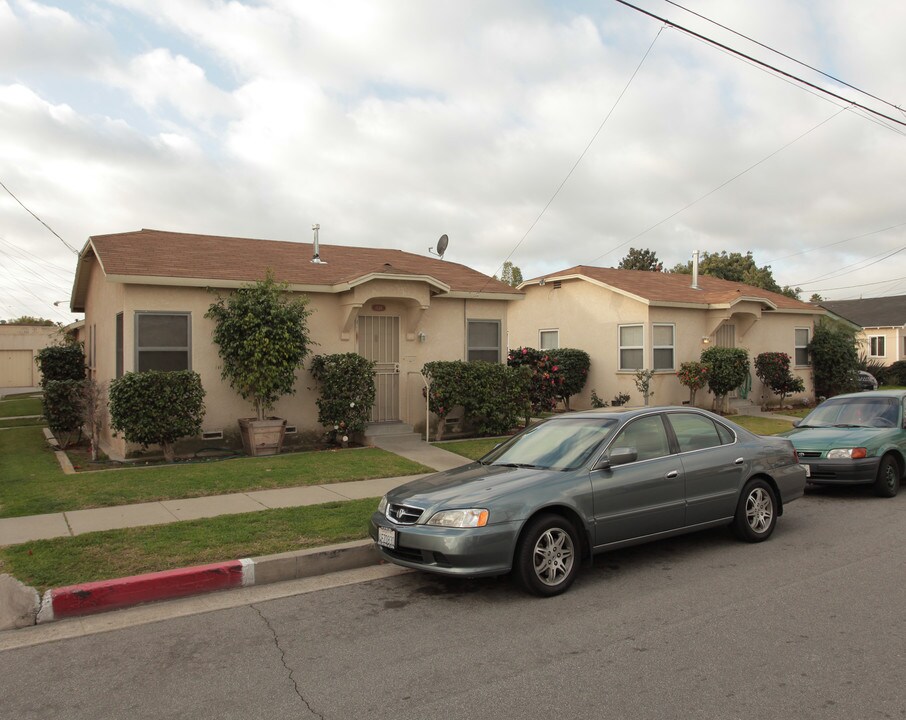 9742-9748 Walnut St in Bellflower, CA - Building Photo