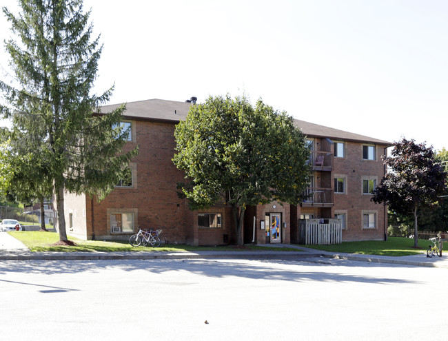 Penetang Court in Barrie, ON - Building Photo - Building Photo