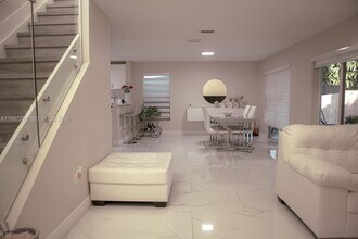 15022 SW 143rd Ter in Miami, FL - Foto de edificio - Building Photo