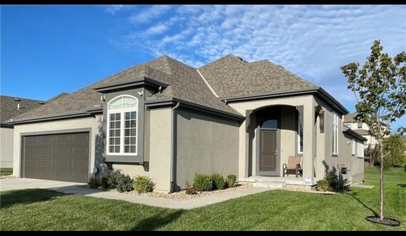 8000 W 166th Pl in Overland Park, KS - Building Photo