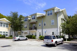 Jamestown Apartments & Townhomes in St. Petersburg, FL - Building Photo - Building Photo