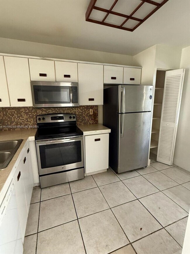 438 NE 210th Cir Terrace in Miami, FL - Building Photo - Building Photo