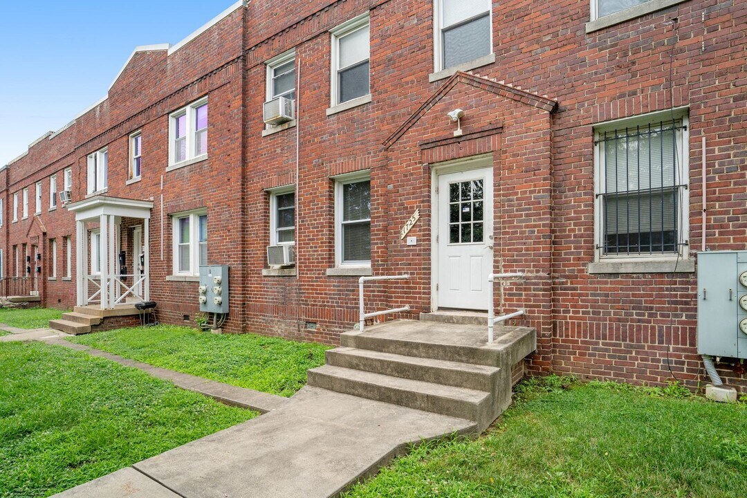 1725 E St NE in Washington, DC - Building Photo