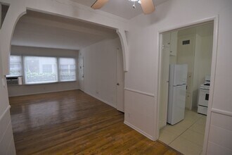 14830 Dickens St in Los Angeles, CA - Building Photo - Building Photo
