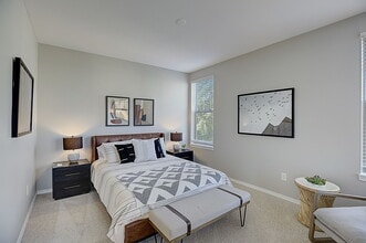 Summerwalk at Klahanie in Issaquah, WA - Foto de edificio - Building Photo