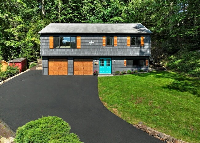 138 Pinewood Trail in Trumbull, CT - Building Photo - Building Photo