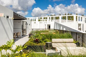 Laguna Gardens in Miami Gardens, FL - Foto de edificio - Building Photo