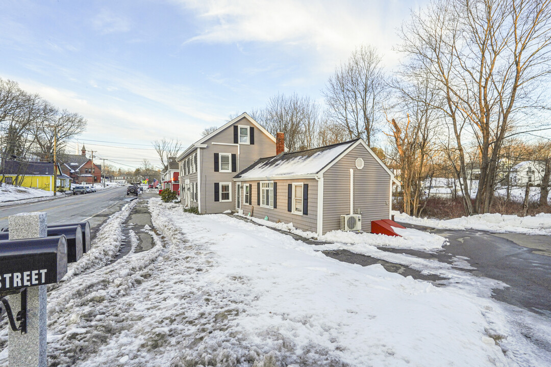 12 Main St in Upton, MA - Building Photo