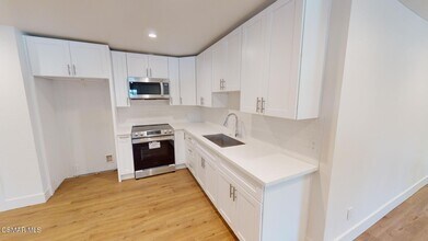 971 Calle Nogal in Thousand Oaks, CA - Foto de edificio - Building Photo